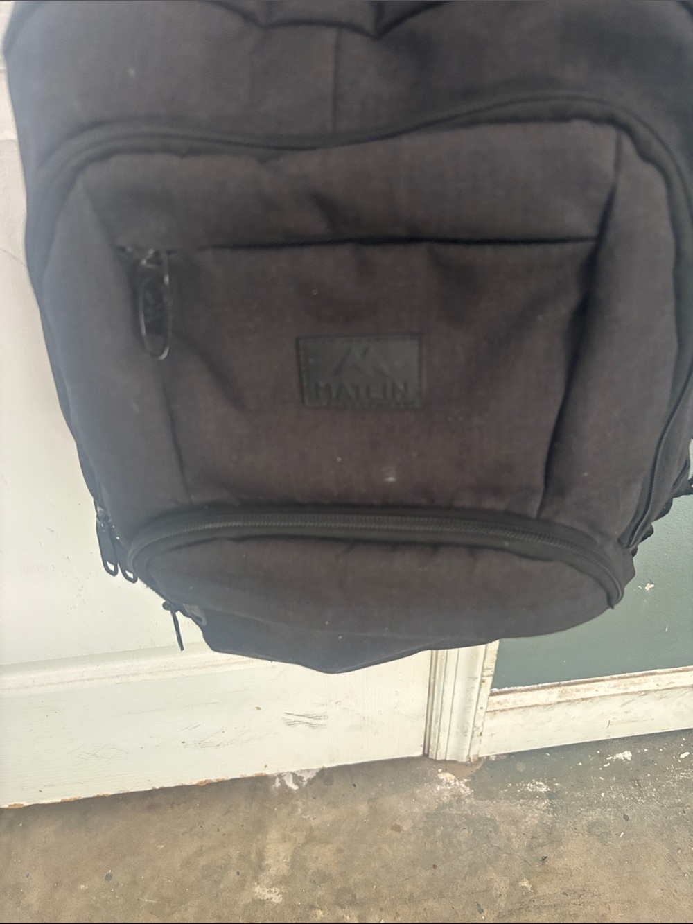 Sleek Black Men's Backpack with Secure Strap